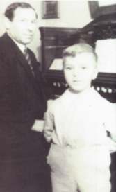 Gedda beim Singen mit seinem Vater am Harmonium - KindGedda2.jpg